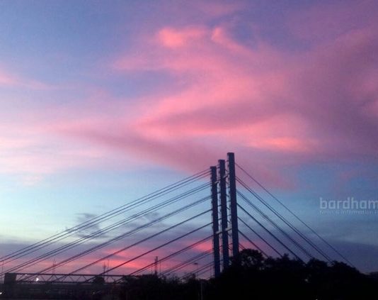 পড়ন্ত বিকেলে বর্ধমানের ঝুলন্ত রেলওয়ে ওভারব্রিজ