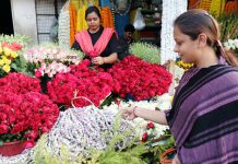 ফুলের দোকানে গোলাপের পাশাপাশি আকন্দ