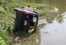 গুসকরায় পুকুরে উল্টে গেল গাড়ি, আহত ৪