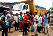 সাইড না দেওয়ায় নিয়ামতপুরে ডাম্পার চালককে মারধর, পথ অবরোধ ডাম্পার চালকদের