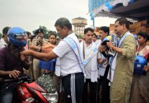 আসানসোলে ১০০০ বাইক আরোহীকে বিনামূল্যে হেলমেট বিতরণ