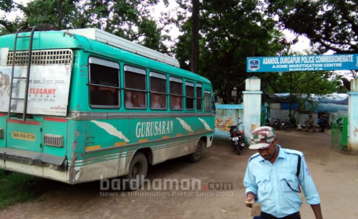 minibus-gate-hits-auto-passenger-dgp
