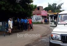 রাতে বাসের দাবিতে দুর্গাপুরের নাচন গ্রামে পথ অবরোধ