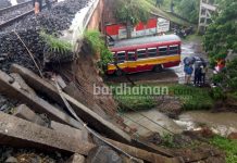 কুলটির কাছে রেল লাইনে ধস, বিপর্যস্ত ট্রেন চলাচল