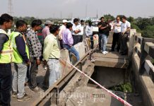 জাতীয় সড়কে বরাকর নদীর উপর সেতুর ফাটল পরিদর্শনে বিশেষজ্ঞরা
