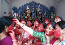 বিজয়া দশমীতে মণ্ডপে মণ্ডপে সিঁদুর খেলায় মাতলেন মহিলারা