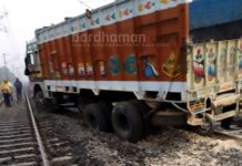ধাত্রীগ্রামে রেলগেটে ধাক্কা মেরে ট্রাক উঠে পড়ল লাইনে