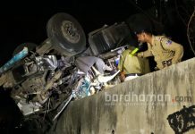 আসানসোলে রেলসেতুতে ঝুলন্ত ট্রাক, মৃত ৩, ব্যাহত ট্রেন চলাচল