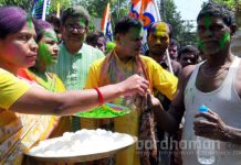 জনসংযোগ বাড়াতে জল-বাতাসা নিয়ে দোলে মাতলেন স্বপন দেবনাথ