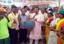 প্রচারে বেড়িয়ে মন্ত্রীর ধামসার সঙ্গে নাচে পা মেলালেন প্রার্থী