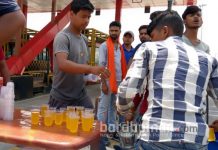 বাঁশকোপা টোলপ্লাজায় মানুষকে সরবত খাইয়ে বিজেপির বিজয় উৎসব