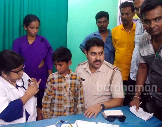 ‘চোর’ ধরতে স্কুলে ছেলের সহপাঠীদের ‘চালপোড়া’, অসুস্থ ৪১ পড়ুয়া