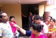 উখরায় পানীয় জলের দাবিতে পঞ্চায়েত সদস্যের বাড়ি ঘেরাও