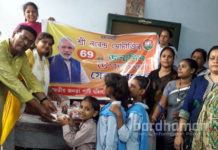 প্রধানমন্ত্রীর জন্মদিনে স্কুল পড়ুয়াদের ফল ও মিষ্টি বিতরণ মহিলা মোর্চার