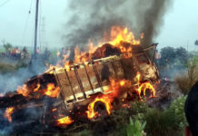 বর্ধমান-নবদ্বীপ রোডে আগুনে ভস্মীভূত চলন্ত খড়ের ট্রাক