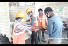 পানাগড়ে ঘরমুখী শ্রমিকদের স্বাস্থ্য পরীক্ষা ও খাবার পরিবেশন