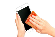 করোনা সংক্রমণ এড়াতে স্মার্টফোন পরিষ্কার রাখুন