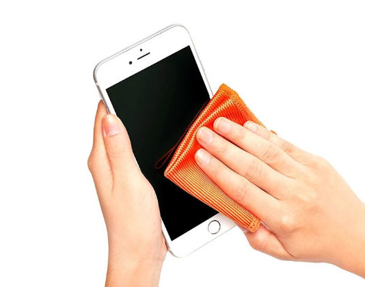 করোনা সংক্রমণ এড়াতে স্মার্টফোন পরিষ্কার রাখুন