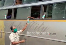 লকডাউনের গেরোয় দুর্ঘটনাগ্রস্ত দূরপাল্লার বাস, পাশে দুর্গাপুর ট্রাফিক পুলিশ