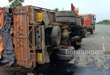 পানাগড় বাইপাশে ট্রাক উল্টে জখম চালক ও খালাসি