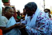 করোনা আবহে বাজি নিষিদ্ধ, মাটির প্রদীপ বিতরণ বিধায়কের
