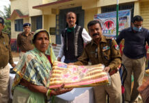 পানাগড়ে রেল পুলিশের পক্ষ থেকে দুস্থদের কম্বল দান