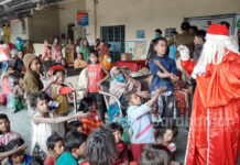 সান্তা সেজে খাবার ও উপহারের ডালি নিয়ে দুস্থদের পাশে জিআরপি কর্মীরা