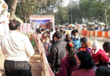 বড়দিনে দুর্গাপুরে চার্চের সামনে দর্শনার্থীদের ঢল নামল