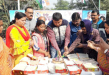 মমতা বন্দ্যোপাধ্যায়ের জন্মদিন উপলক্ষে দুর্গাপুরে কেক কেটে বিতরণ