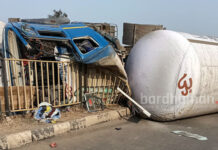 রাজবাঁধে গ্যাসের ট্যাঙ্কার উল্টে গুরুতর জখম খালাসি, পলাতক চালক