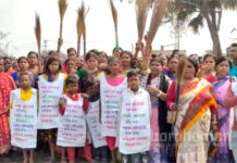 ধর্নায় অন্ডালের ধস কবলিত হরিশপুর গ্রামের বাসিন্দারা