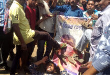 পাণ্ডবেশ্বরে জিতেন্দ্র তেওয়ারির ছবিতে লাথি, জুতোর মালা