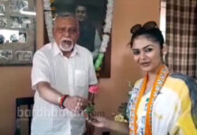 জেলা সভাপতি অপূর্ব মুখার্জীর বাড়িতে এলেন সায়নী ঘোষ