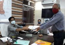 দুর্গাপুর পশ্চিমের এসইউসিআই প্রার্থী সোমনাথ বন্দ্যোপাধ্যায় মনোনয়ন জমা দিলেন