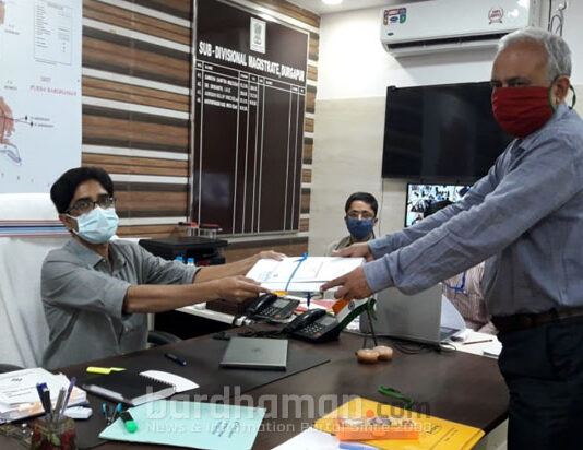 দুর্গাপুর পশ্চিমের এসইউসিআই প্রার্থী সোমনাথ বন্দ্যোপাধ্যায় মনোনয়ন জমা দিলেন