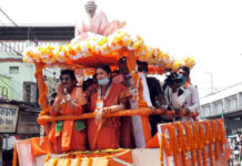 বর্ধমানে বিজেপি প্রার্থীর সমর্থনে স্মৃতি ইরানির রোড শো