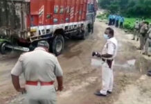 গলসির বালি খাদানে অভিযান, আটক ৬ টি ট্রাক ও ২ টি ট্রাক্টর