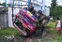 ইলেক্ট্রিক পোস্টে ধাক্কা মেরে ওল্টালো বাস, বিদ্যুৎস্পৃষ্ট যাত্রীরা