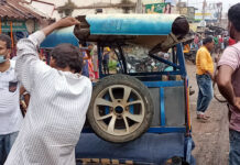 পানাগড়ে বাসের ধাক্কা টোটোয়, জখম টোটো চালক