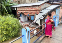 বর্ধমানের কাঠেরপুল এলাকায় বাঁকার জলের তোড়ে ভাঙল বাড়ি