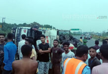 পানাগড় বাইপাসে সবজির ট্রাক উল্টে জখম ২