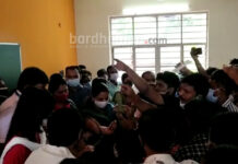 দুর্গাপুরের জুম ইন্টারন্যাশনাল স্কুলে পড়ুয়াদের বিক্ষোভ