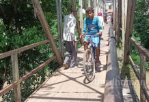 পানাগড়ে জরাজীর্ণ লোহার ব্রিজ দিয়েই চলছে যাতায়াত