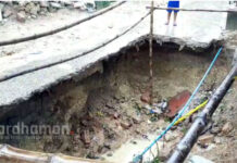 দুর্গাপুরের রাস্তায় ধস, বাড়িতে ফাটল, আতঙ্ক এলাকায়