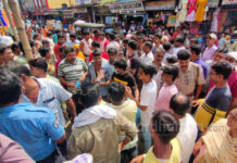 উখরা বাজারে দোকান-মালিক ও ভাড়াটিয়ার মধ্যে ধুন্ধুমার