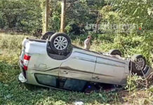দুর্গাপুরে পিয়ালা কালী মন্দিরের কাছে উল্টাল গাড়ি