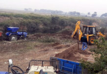 বাঁকা নদীর বাঁধের মাটি কেটে পাচারের অভিযোগে ধৃত ৫