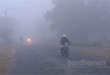 রাতভর বৃষ্টির পর ঘন কুয়াশার চাদর দুর্গাপুর জুড়ে