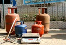 দুর্গাপুরে গ্যাস সিলিন্ডার থেকে গ্যাস বের করে বিক্রির অবৈধ কারবার