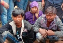 পান্ডবেশ্বরে হাটে ধরা পড়ল ৩ মোবাইল চোর